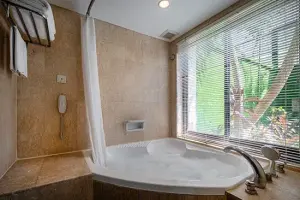 Bathroom - Suites Pool Access Room